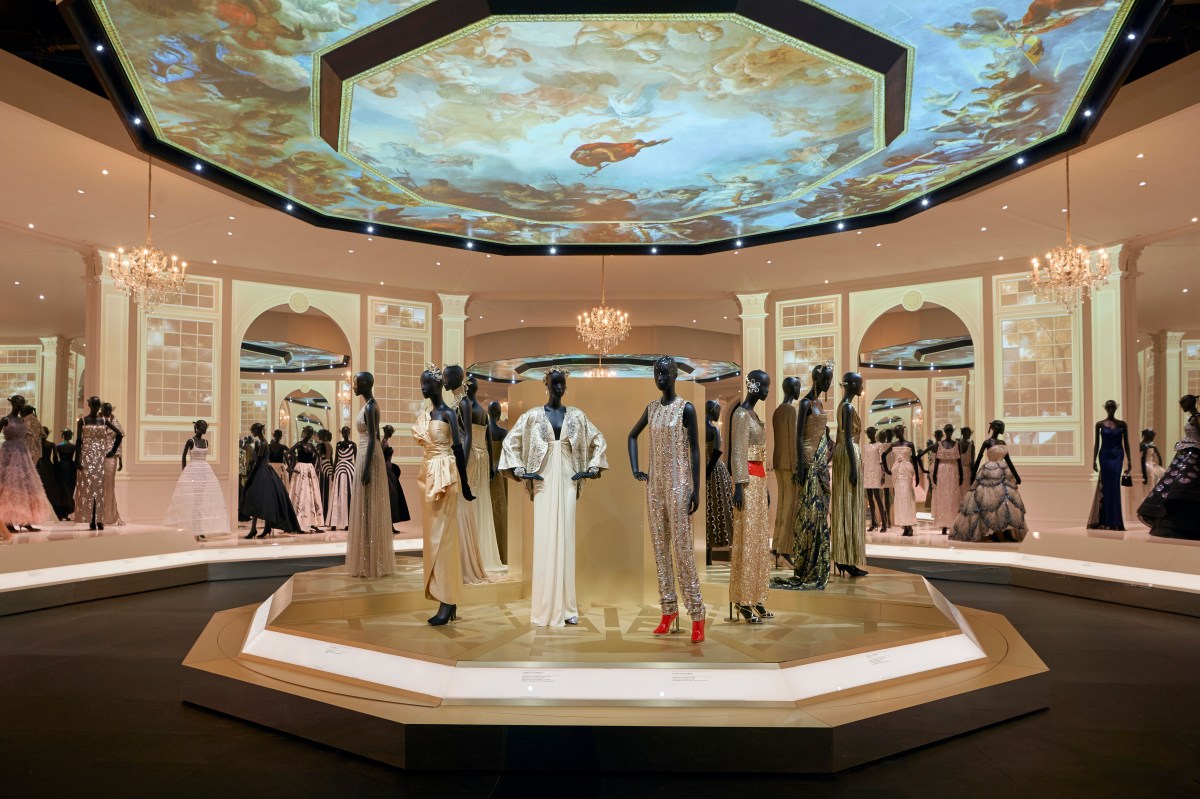 V&amp;A_Christian Dior Designer of Dreams exhibition_Ballroom section (c) ADRIEN DIRAND (22)